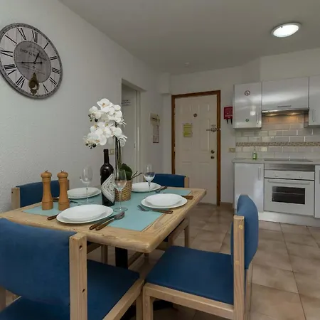 Castle Harbour 7 Apartman *